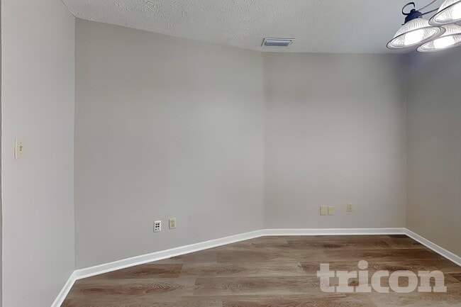 Photo - 610 Oakmoss Dr