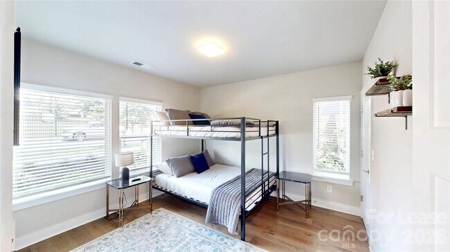 Photo - 2115 Isom St