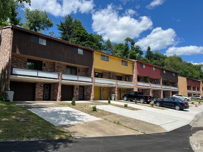 Building Photo - 2 Bedroom Townhouse