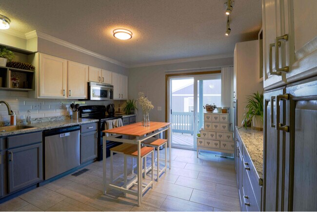 Photo - 2080 Oakcrest Cir