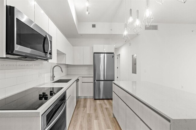 Photo - 101 Diplomat Pkwy Unidad 1206