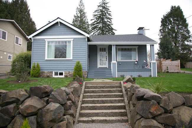 Building Photo - Charming Multnomah Village Remodeled Cottage