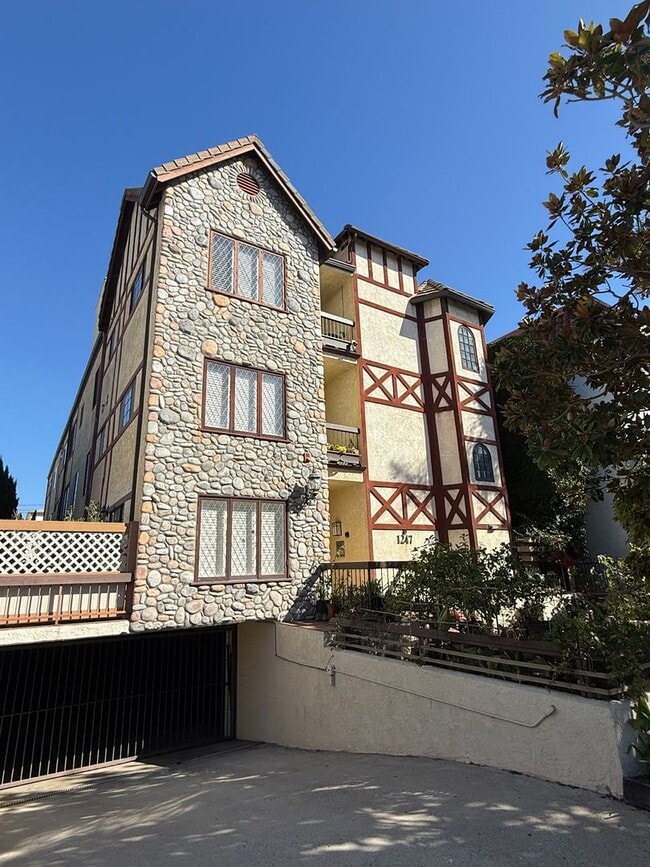 Building Photo - Upgraded 2 Bedroom Condo in Ideal Santa Mo... Unit #2 Santa Monica, CA