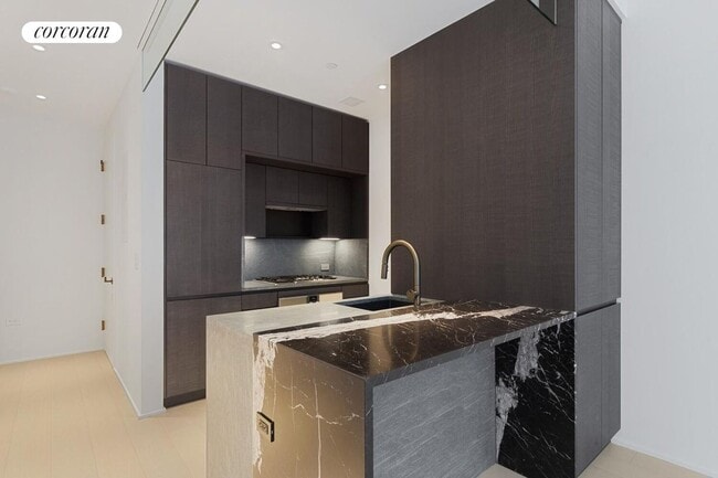 Photo - 130 William St