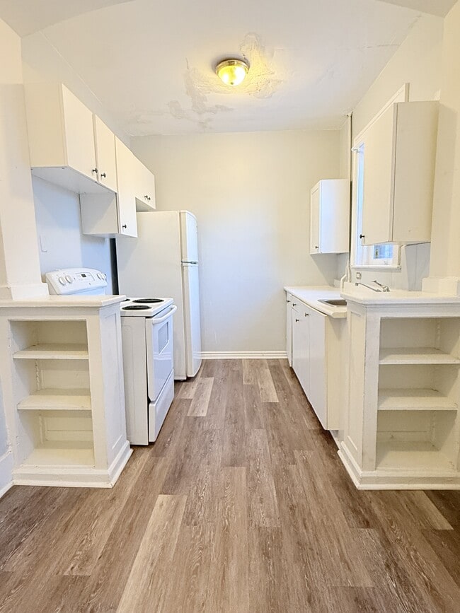 Building Photo - 1441 Wyandotte St E Unit 2