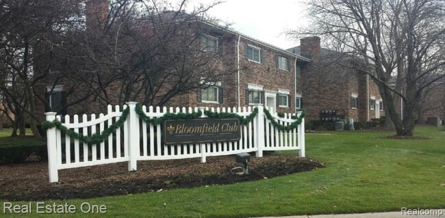 Photo - 780 E Fox Hills Dr