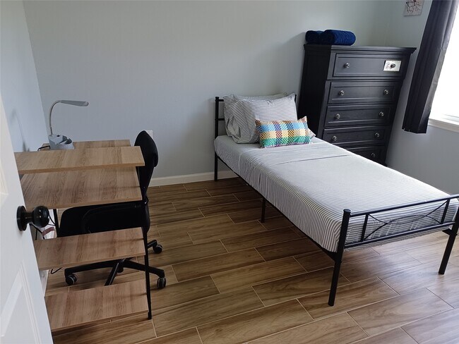 Photo - 5815 Schevers St