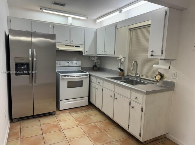 Photo - 1327 Riverside Cir Unidad 1327 Rental