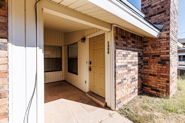 Building Photo - Whisperwood Duplex Unit B