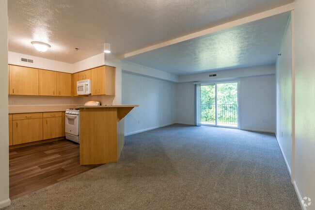 1BD, 1BA - 732SF - Traditional - Dining/Living Room
