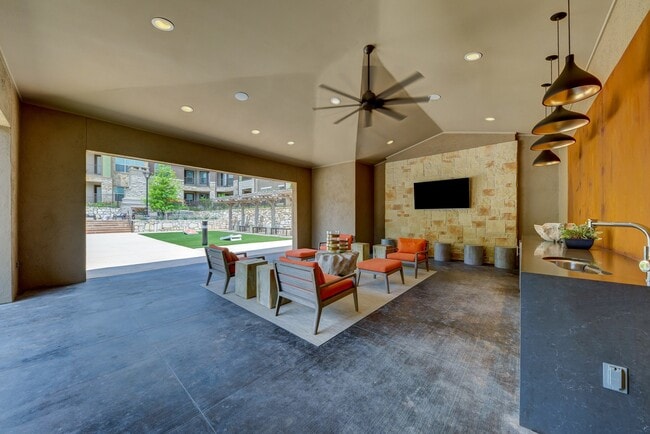 Salón de entretenimiento cubierto al aire libre con televisor y Wi-Fi - Bexley Wolf Ranch