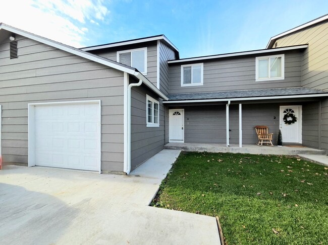 Building Photo - 1407 Maple St Unit #2