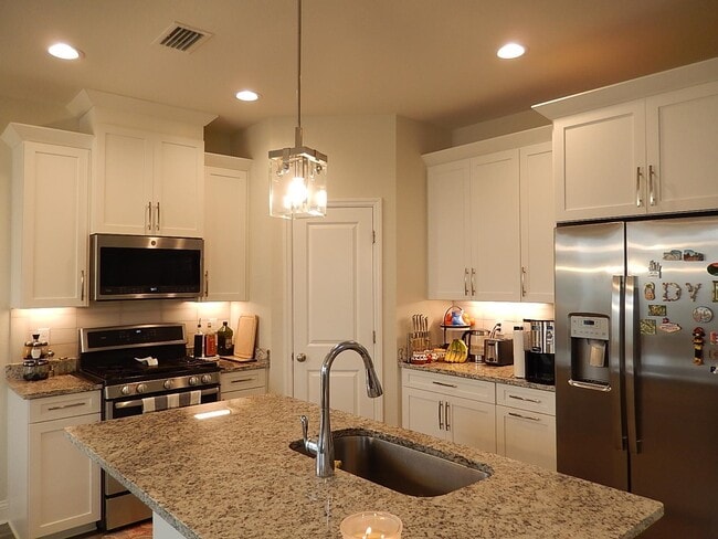 Photo - 2886 Fontana St