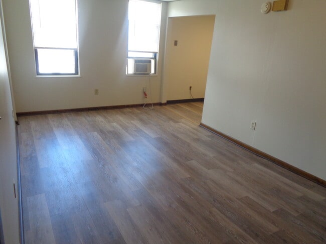 Building Photo - 1600 W Railroad St Unit 2a