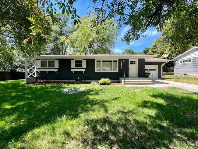 Updated 4 bed 2 bath house! - Updated 4 bed 2 bath house!