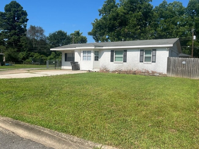 Building Photo - Spacious 4 bedroom 1.5 bath house