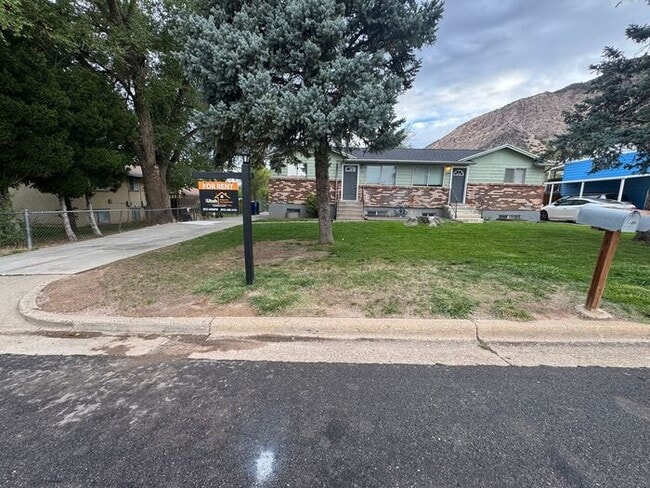 Building Photo - 4 Bedroom 2 Bath Duplex- Dog Friendly