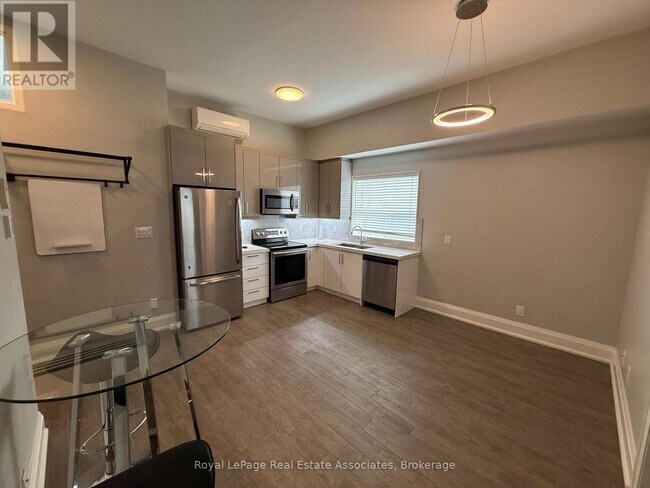 Photo - 2548 Eglinton Ave W