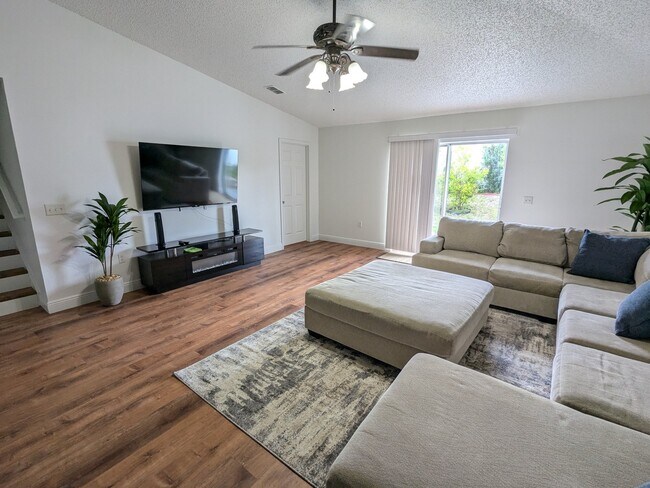 Photo - 1592 Ortega Ave
