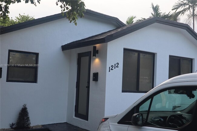 Building Photo - 1212 N 22nd Ave Unit 1