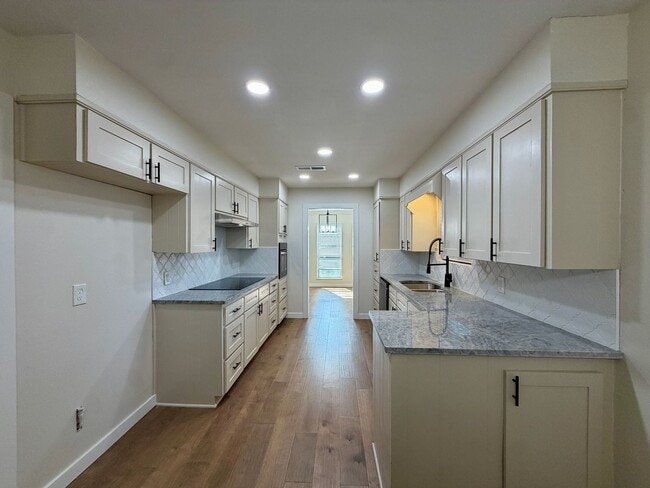 3401 Oakridge Ln