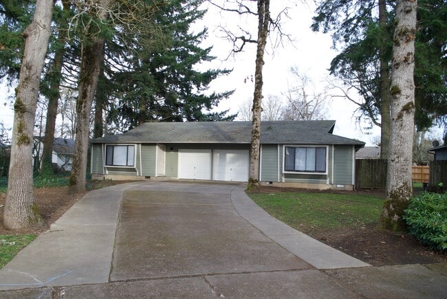 Main entrance with private drive - 565 Manor Way Apartments Unit #1