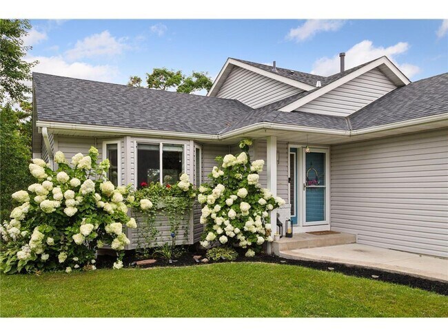 Photo - 211 Alva St