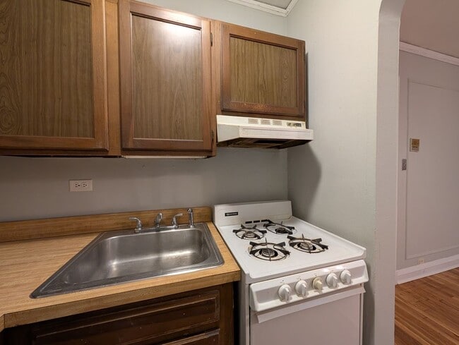 837 W Wolfram St Unit 306