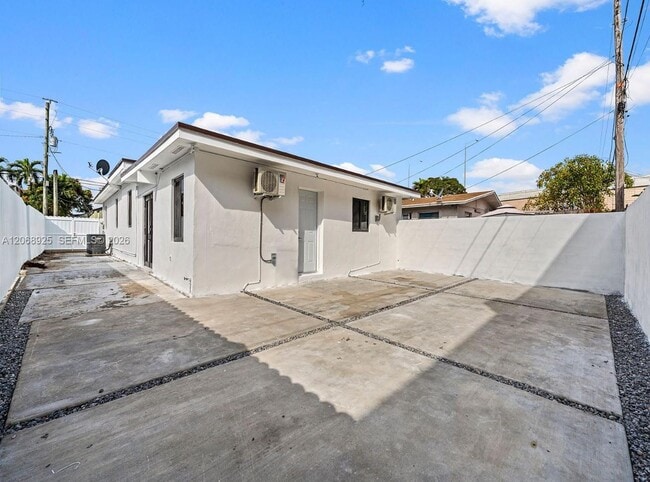 Building Photo - 921 NW 22nd Ct Unit 2