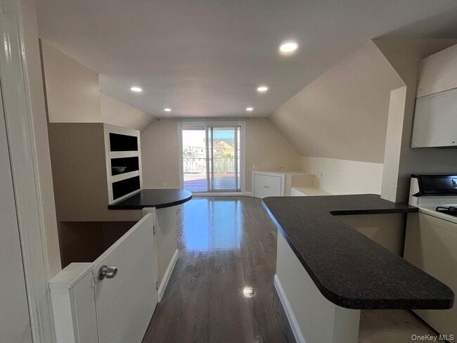 Photo - 252 Lindell Blvd