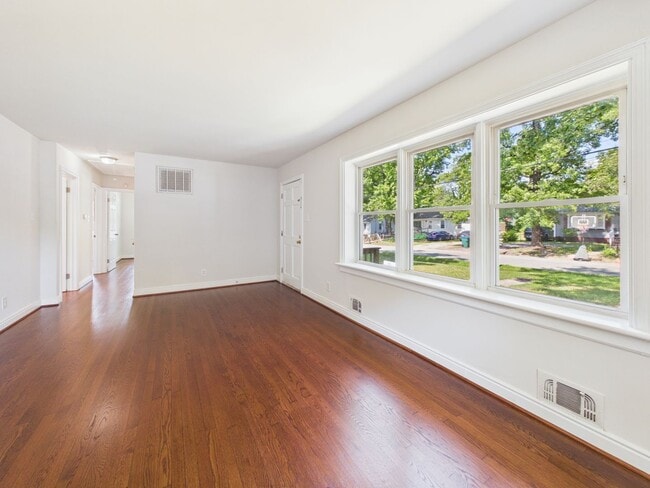 Photo - 955 Barlen Dr