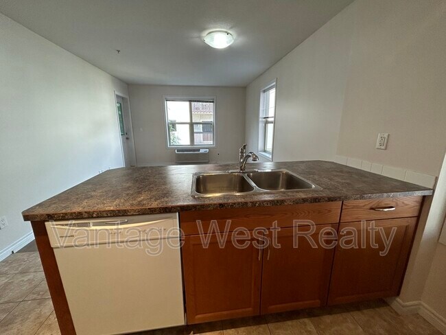 Photo - 598-598 Sutherland Ave