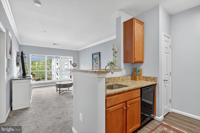 Building Photo - 4862 Eisenhower Ave Unit 366