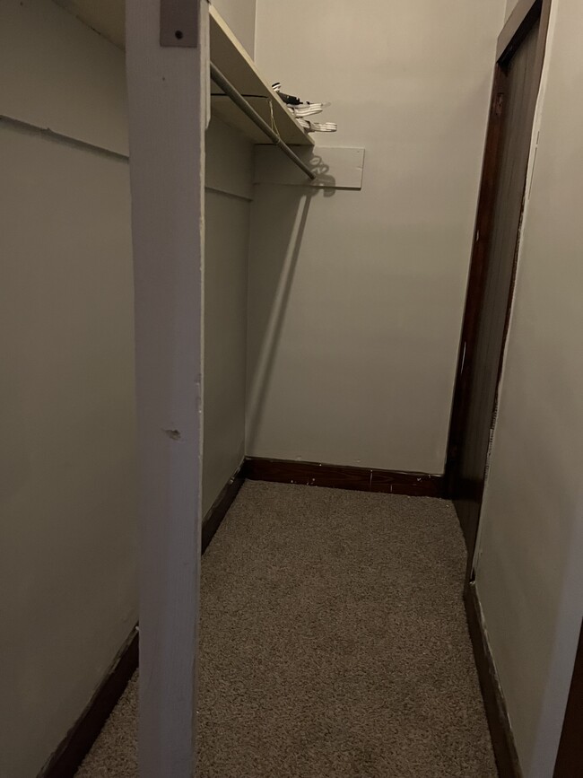 Walk in closet - 526 S MacArthur Blvd Apartments Unit 1