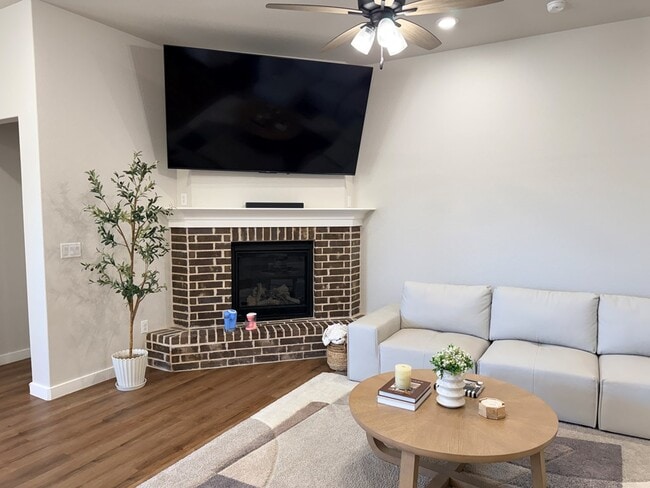 Photo - 421 Graze St