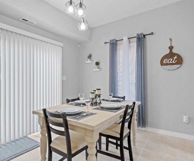 Photo - 1401 W 40th St