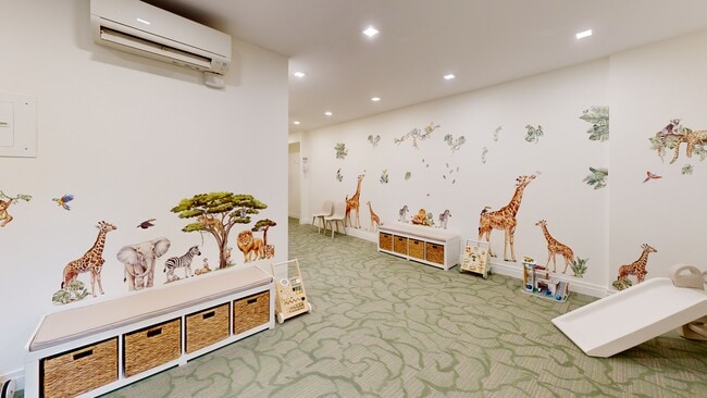 Photo - Normandie Court