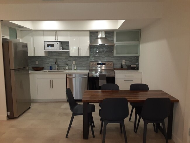 Photo - Seasonal-Beautifully renovated top floor 2/2 condo downtown Sarasota.