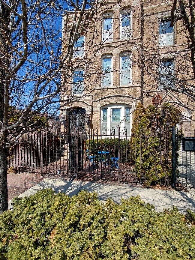 Building Photo - 1420 W Fulton St Unit 1