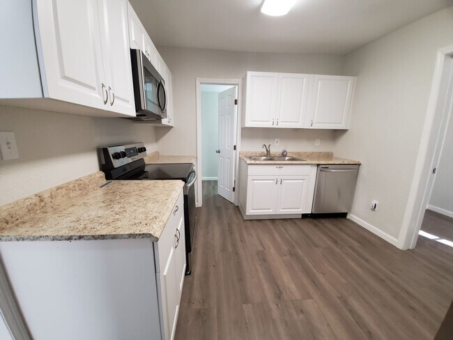 Photo - 2 Bedroom, 1 Bathroom Home with Yard - Fle...
