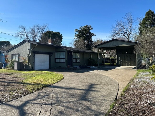 Building Photo - New listing! Beautifully maintained home in convenient location