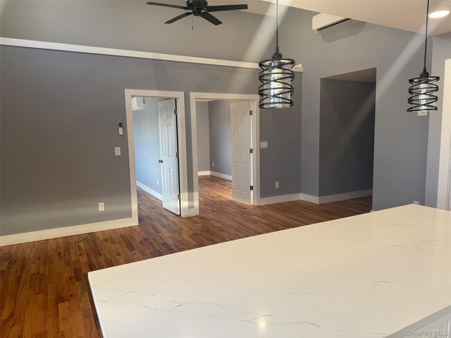 Building Photo - 1035 Montauk Hwy Unit 5