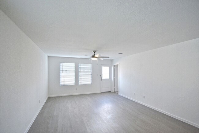Photo - 3744 Axis Hl St