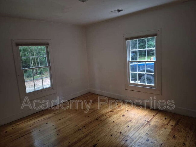 Photo - 106 Shields Rd