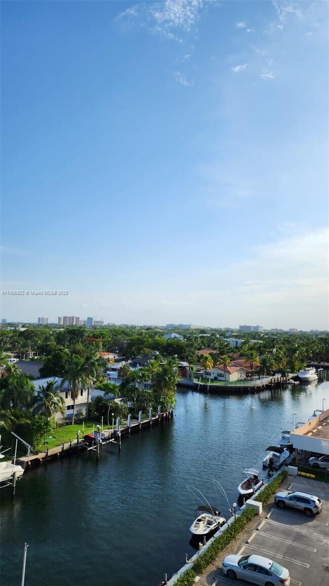 Photo - 2500 NE 135th St Unidad B605