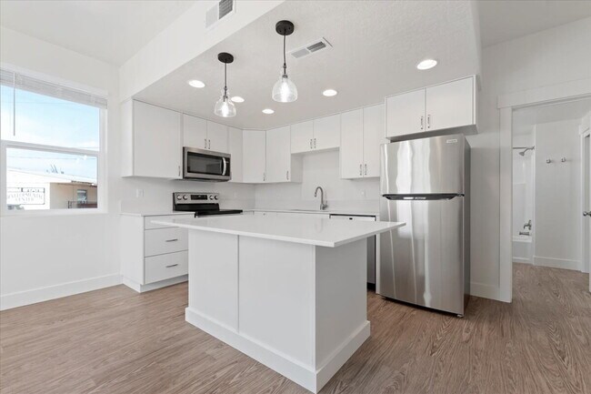 "Chic Comfort Awaits: 2-Bed, 2-Bath Gem with Granite Elegance in Nampa!"
