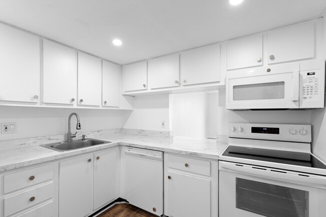 Building Photo - 470 Executive Center Dr Unit 5k Rental