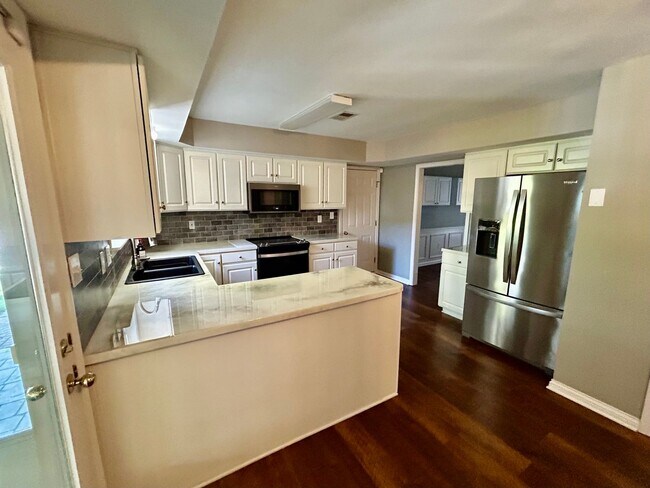 Photo - MOVE IN NOW OCTOBER RENT FREE -Spacious 4 ...