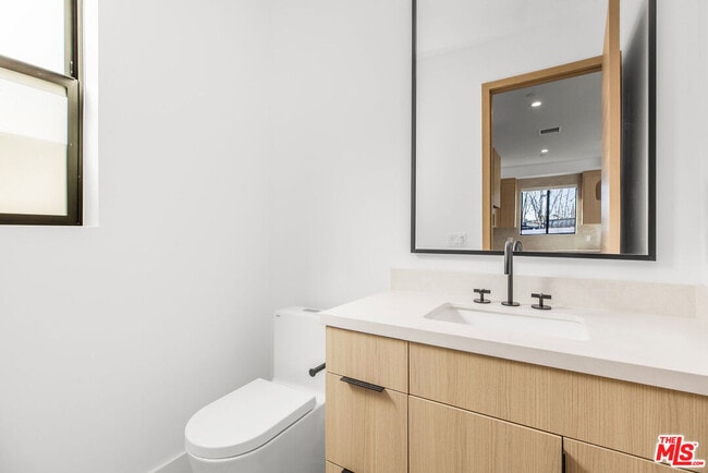 Photo - 19535 Strathern St