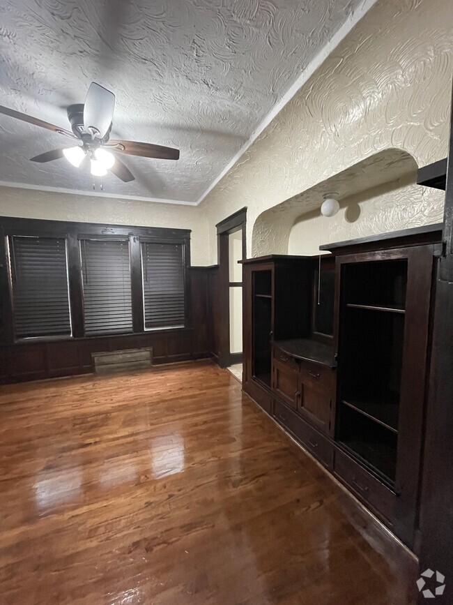 Building Photo - 2723 N 36th St Unit Lower Rental